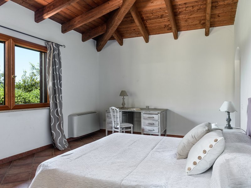 Schlafzimmer 5 mit Blick ins Grüne, ausgestattet mit Schreibtisch und Heizung Schlafzimmer 5 mit Blick ins Grüne, ausgestattet mit Schreibtisch und Heizung