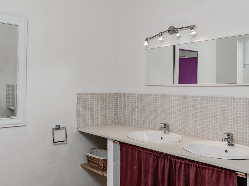 Bad 1 mit zwei Waschbecken und viel Platz Bad 1 mit zwei Waschbecken und viel Platz