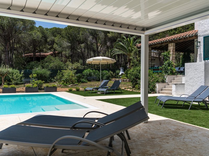 Moderner Pavillon neben dem Pool bietet viel Schatten zum Entspannen Moderner Pavillon neben dem Pool bietet viel Schatten zum Entspannen