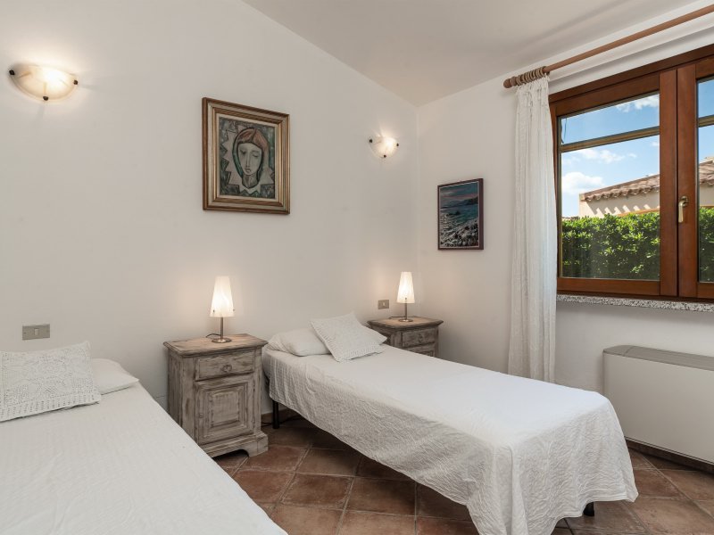 Schlafzimmer 2 mit zwei Einzelbetten, die zusammengestellt werden können und mit Blick in den Garten Schlafzimmer 2 mit zwei Einzelbetten, die zusammengestellt werden können und mit Blick in den Garten