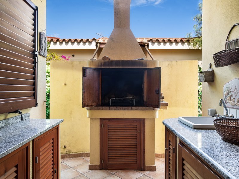 Der gemauerte Barbecue direkt neben dem Haus und einer praktischen Arbeitsplatte mit Spülbecken lädt zum Grillen ein Der gemauerte Barbecue direkt neben dem Haus und einer praktischen Arbeitsplatte mit Spülbecken lädt zum Grillen ein