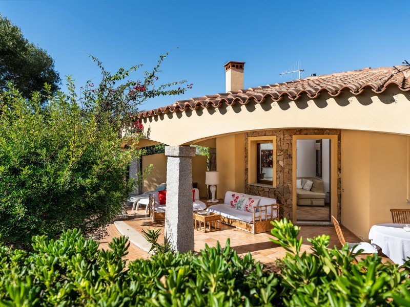 Haus mit eingewachsenem Garten und luftiger Terrasse Haus mit eingewachsenem Garten und luftiger Terrasse