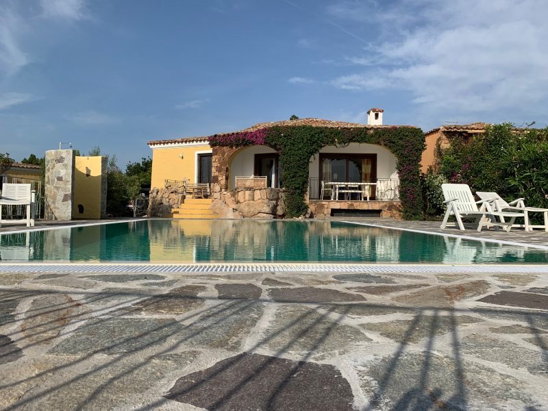 Hausdarstellung Villa Maestrale, Cala Ginepro, Nordsardinien Hausdarstellung Villa Maestrale, Cala Ginepro, Nordsardinien