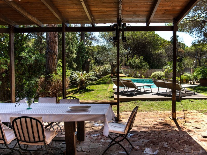 Blick von der Terrasse zum Pool Blick von der Terrasse zum Pool
