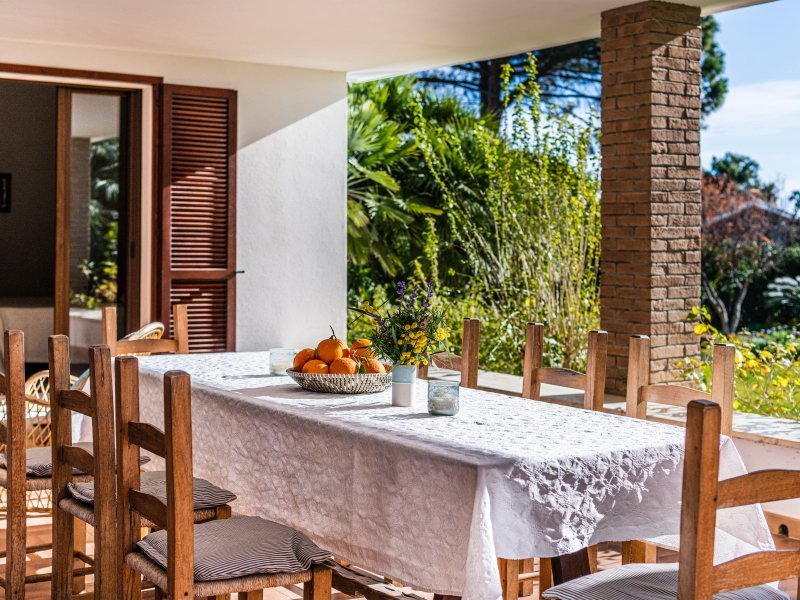 Die überdachte Terrasse mit Eßtisch Die überdachte Terrasse mit Eßtisch