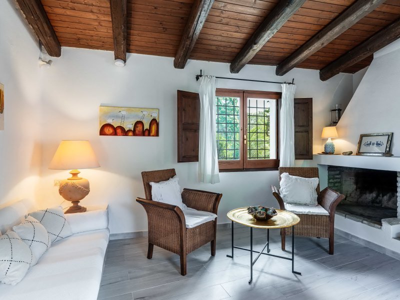 Das Wohnzimmer ist gemütlich eingerichtet mit gemauerter Sitzbank und einem Innenkamin Das Wohnzimmer ist gemütlich eingerichtet mit gemauerter Sitzbank und einem Innenkamin