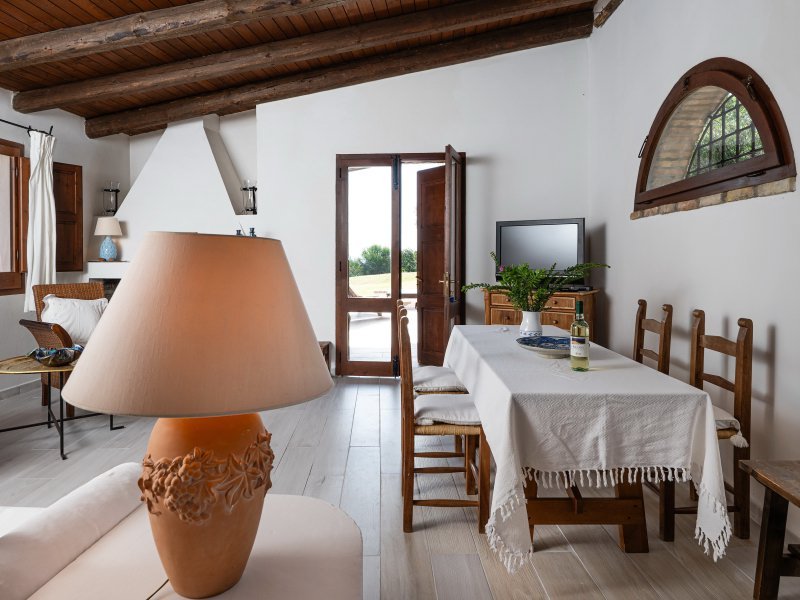 Eßtisch im Wohnzimmer - ideal für eine entspannte Zeit in der Vor- und Nachsaison Eßtisch im Wohnzimmer - ideal für eine entspannte Zeit in der Vor- und Nachsaison