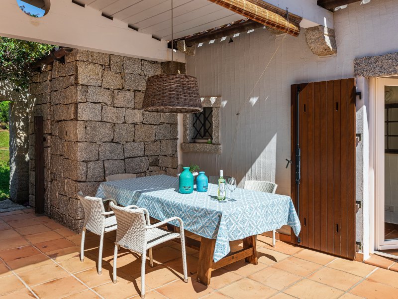 Von der Küche führt eine Tür zum Eßtisch auf der Terrasse Von der Küche führt eine Tür zum Eßtisch auf der Terrasse
