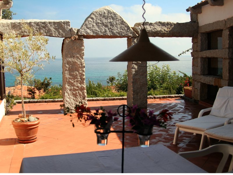 Terrasse mit Essbereich, Sonnenliegen und Meerblick Terrasse mit Essbereich, Sonnenliegen und Meerblick