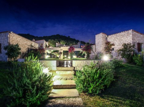 Auch Häuser und die Gartenanlage sind nachts dezent beleuchtet Auch Häuser und die Gartenanlage sind nachts dezent beleuchtet