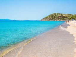 Strand Geremeas mit glasklarem Wasser und Torre delle Stelle im Hintergrund Strand Geremeas mit glasklarem Wasser und Torre delle Stelle im Hintergrund