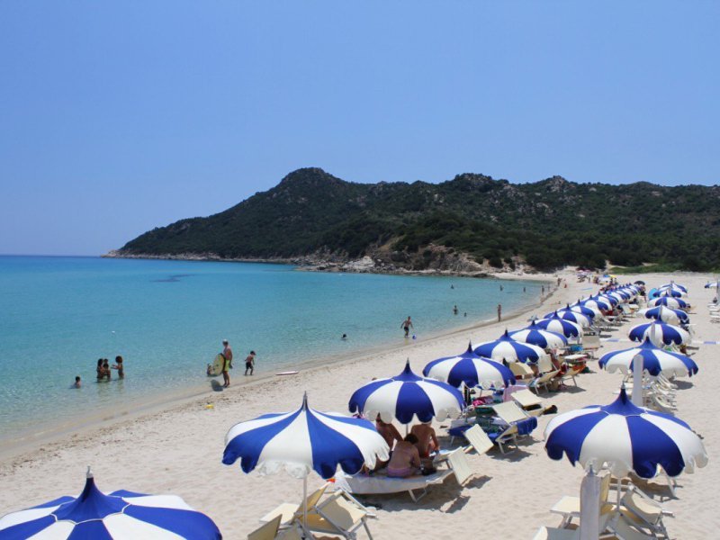Cala Sinzias: Tamatete, phantastischer Strand mit Sonnenliegen und Restaurant