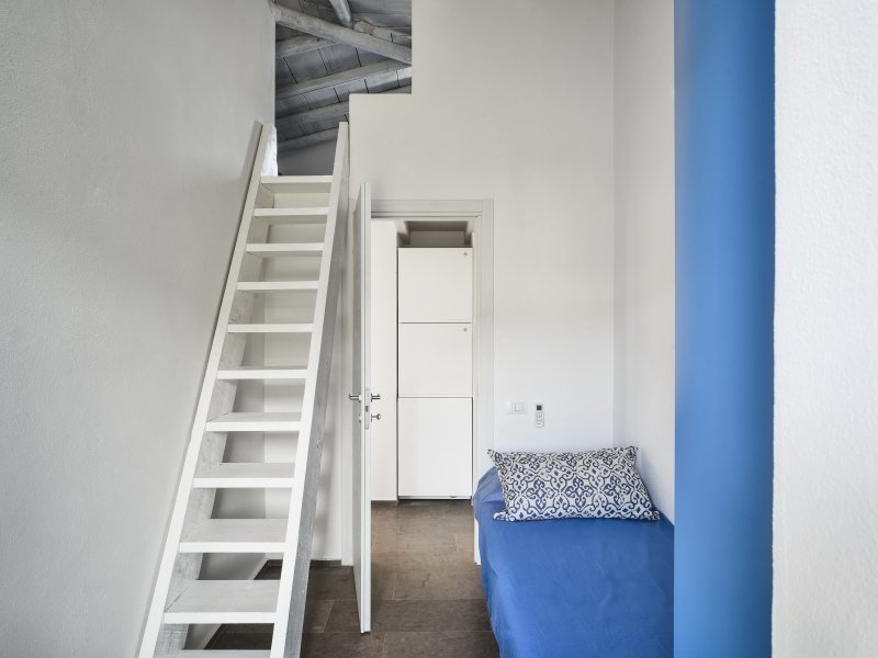 Schlafzimmer 4 als Einzelzimmer mit Treppe zum Schlafraum unter dem Dach für die Jugend
