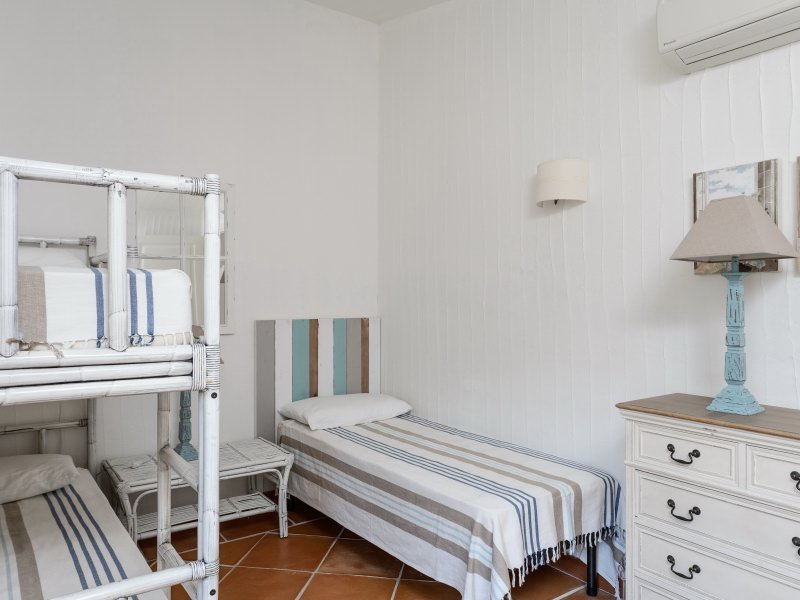 Schlafzimmer 2 mit einem Stockbett und einem Einzelbett und Klimaanlage