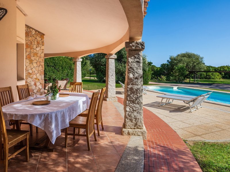 Immer wieder begeistert der Blick zum Pool und in den Garten