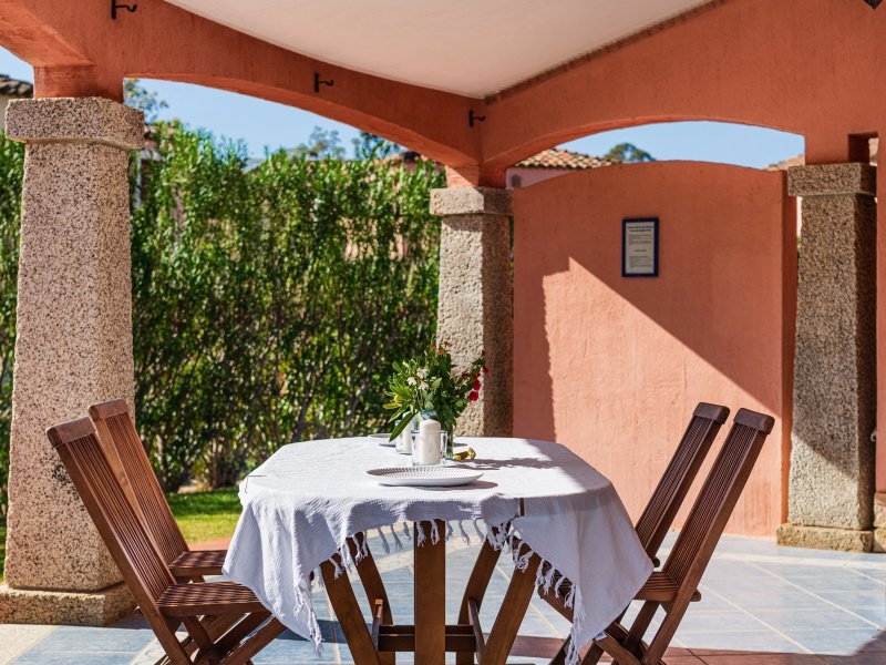 Die Terrasse ist mit Eßtisch und Loungemöbeln ausgestattet