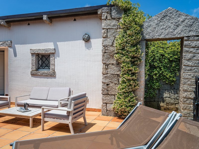 Blütenumrankter Granitbogen