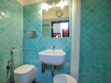 Türkises Badezimmer 2 mit Dusche und Bidet