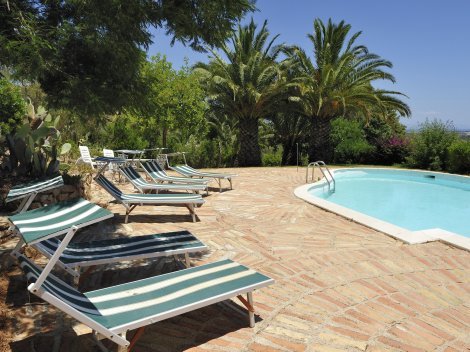 Der Pool ist 20 m lang mit Blick auf das Meer und die Ebene von Pula