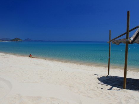 Weißer Sandstrand von Cala Sinzias, nur 2 km von Li Conchi entfernt