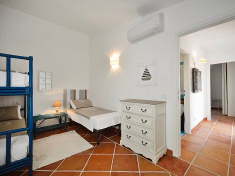 2. Schlafzimmer im Obergeschoss mit 3 Betten