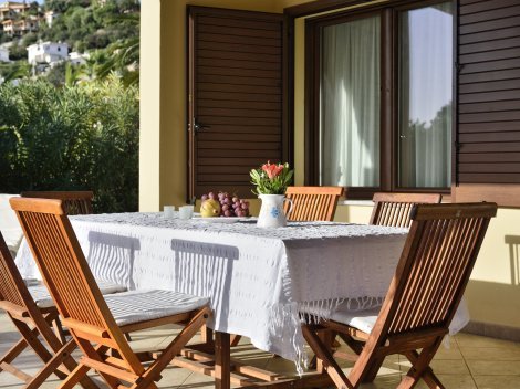 Gemütliche Terrassenmöbel mit Platz für acht Gäste