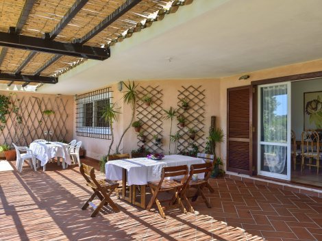 Herrliche luftige und lichte Terrasse mit Pergola vor dem Wohnzimmer