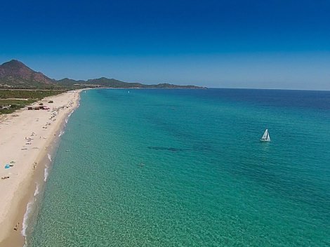 Villaggio Rei Sole, der langezogene Sandstrand endet am Capo Ferrato