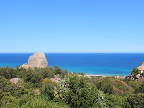 Der Fels im Grundstück ist ein Wahrzeichen der Costa Rei