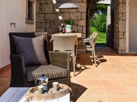 Terrasse mit Außensofa und Esstisch