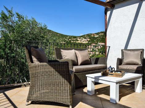 Blick in die umliegenden Hügel von der Terrasse