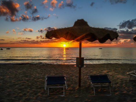 Sonnenaufgang am Strand Cala Sinzias beim Strandbad Tamatete