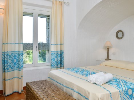 Schlafzimmer 1 mit Doppelbett und einem Bogen, unter dem es sich traumhaft schläft