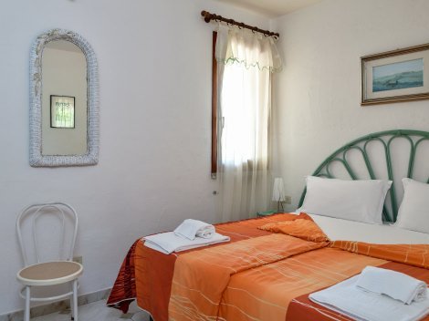 Schlafzimmer 4 mit Doppelbett im Erdgeschoss