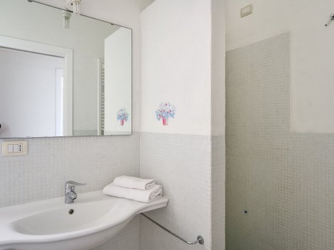 Weiß gefliestes Badezimmer 2 mit Dusche