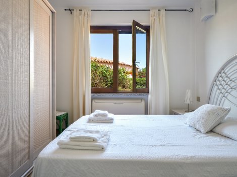 Schlafzimmer 1 mit Doppelbett und Blick in den Garten