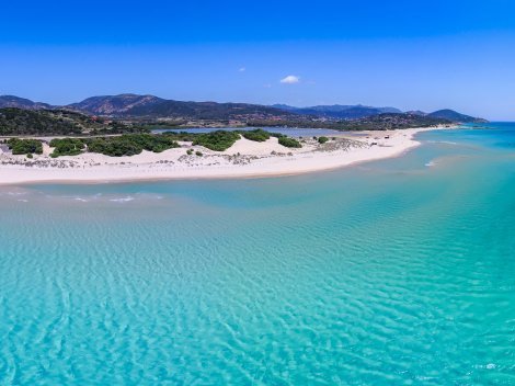 Weißer Sandstrand und türkisblaues Meer in Chia