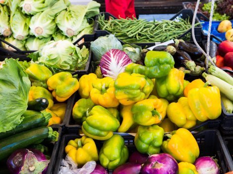 Große Auswahl an frischem Obst und Gemüse auf dem lokalen Markt