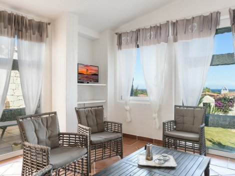 Sessel und Sofatisch mit Panoramafenstern und TV