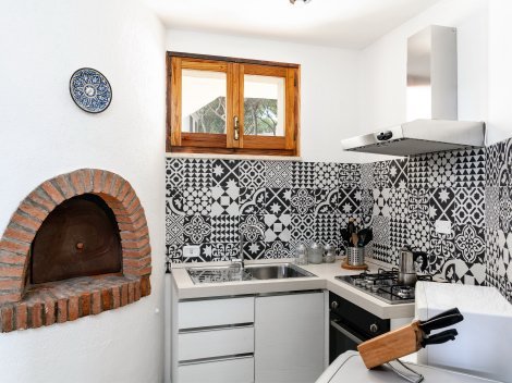 Moderne Küche mit Spülmaschine, Ofen und Gasherd