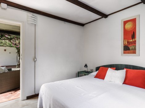 Schlafzimmer 4 mit Doppelbett und Zugang zum Garten