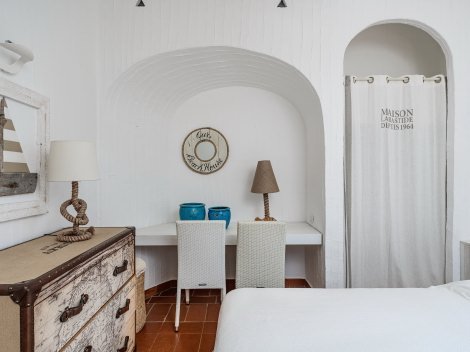 Elegant eingerichtetes Schlafzimmer 1 mit Doppelbett und schlau genutzen Alkoven