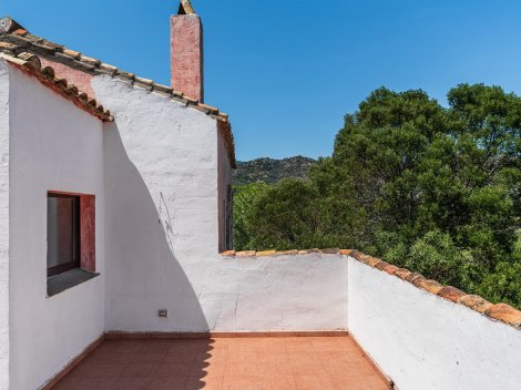 Die Terrasse im ersten Stock bietet einen tollen Blick, sie ist nicht möbliert