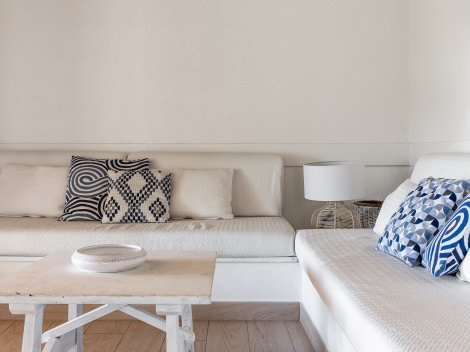 Gemauerte Sitzbank im Wohnzimmer