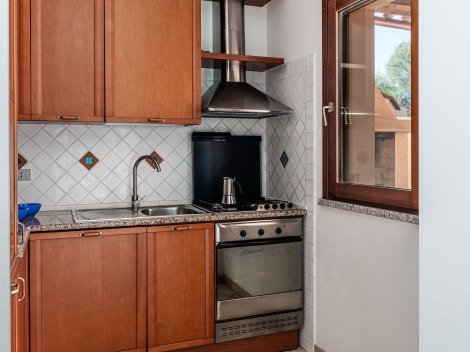 Eine moderne Küche mit großem Kühlschrank, Spülmaschine und Blick in den Garten