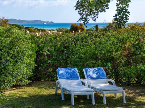 Liegestühle im Garten und Meerblick