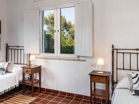 Schlafzimmer mit zwei Einzelbetten