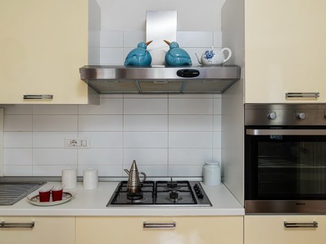 Die Küche verfügt über alle Elektrogeräte eines modernen Haushalts