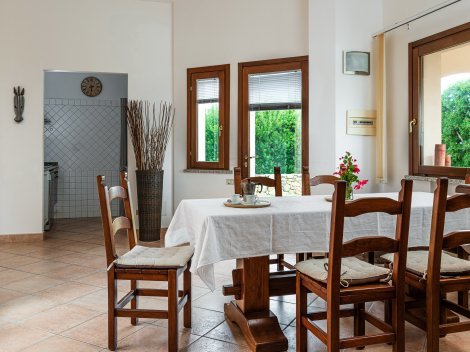 Heller Eßbereich im Wohnzimmer mit Ausgang zur Terrasse