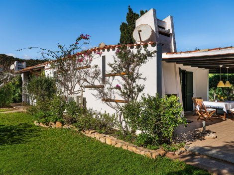 Das Ferienhaus ist freistehend mit einem großen Garten